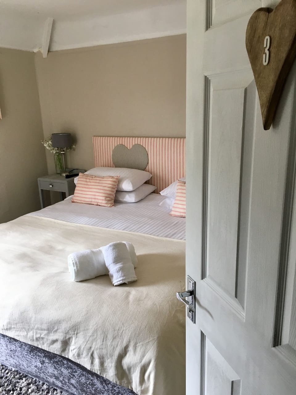Signature Room, 1 King Bed | Iron/ironing board, free WiFi, bed sheets