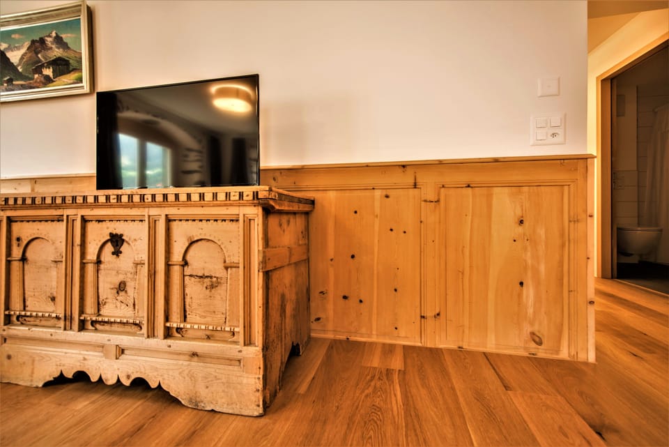 Superior Apartment, 1 Bedroom, Accessible, Mountain View | In-room safe, desk, blackout drapes, soundproofing