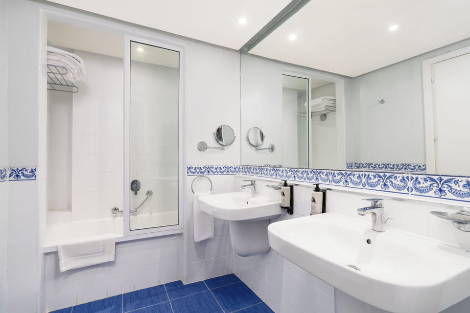 Junior Suite, Sea View | Bathroom | Deep soaking tub, free toiletries, hair dryer, bathrobes