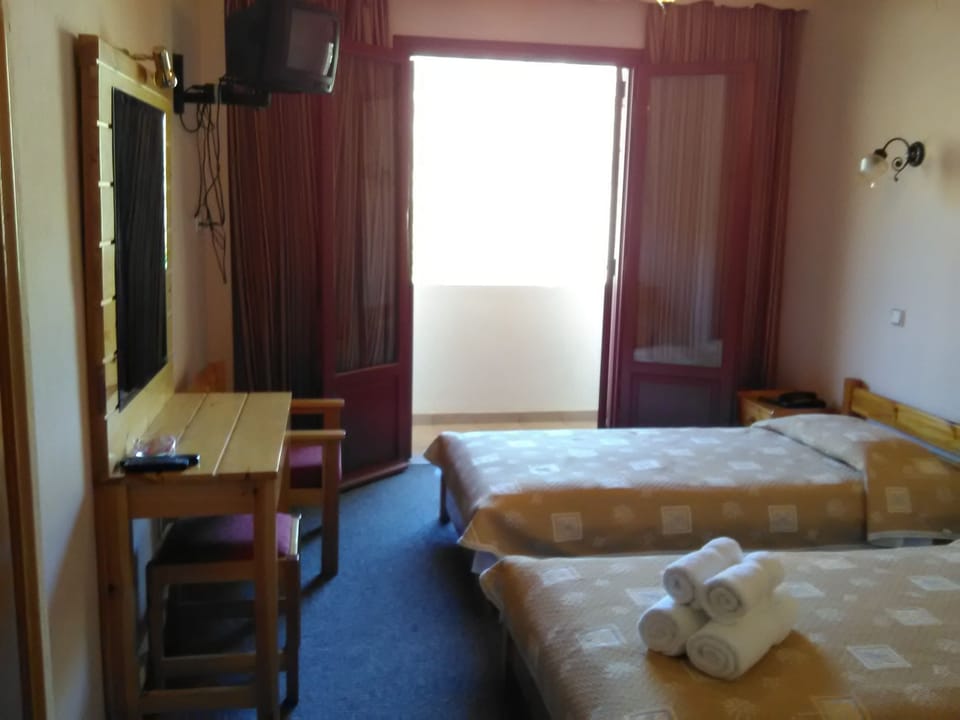 Quadruple Room | Desk, soundproofing, cribs/infant beds, free WiFi