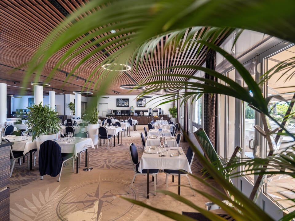 Lunch, dinner served; Regional cuisine, alfresco dining 