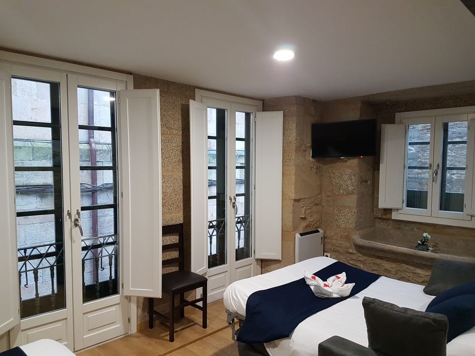 Comfort Triple Room | Desk, blackout drapes, free WiFi, bed sheets