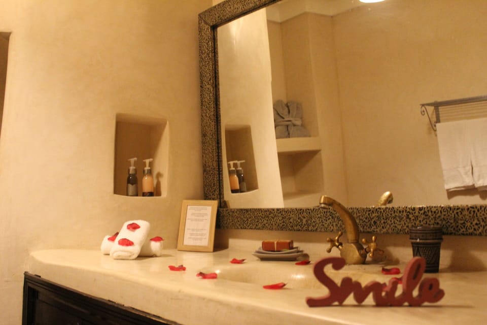 Superior Double Room, Ensuite | Bathroom | Shower, free toiletries, hair dryer, bathrobes
