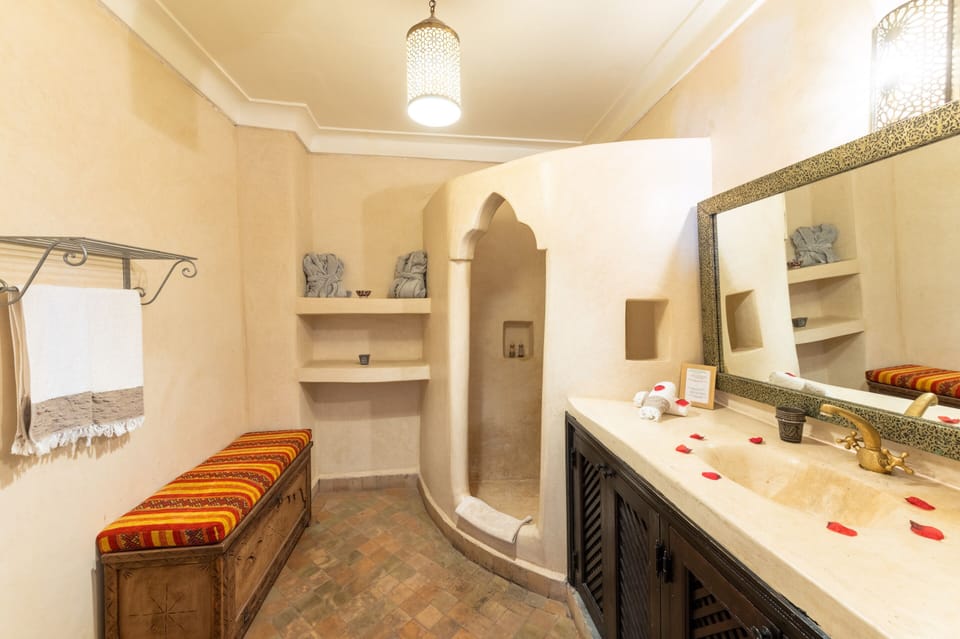 Superior Double Room, Ensuite | Bathroom | Shower, free toiletries, hair dryer, bathrobes
