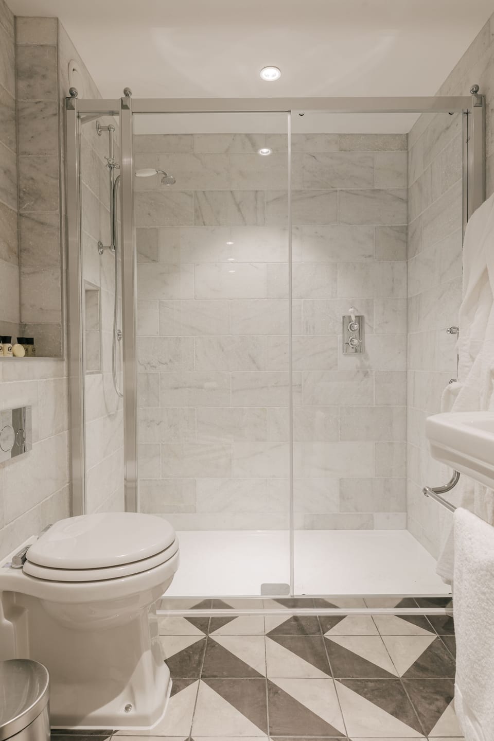 Deluxe King with Bath | Individually decorated, individually furnished, desk, blackout drapes