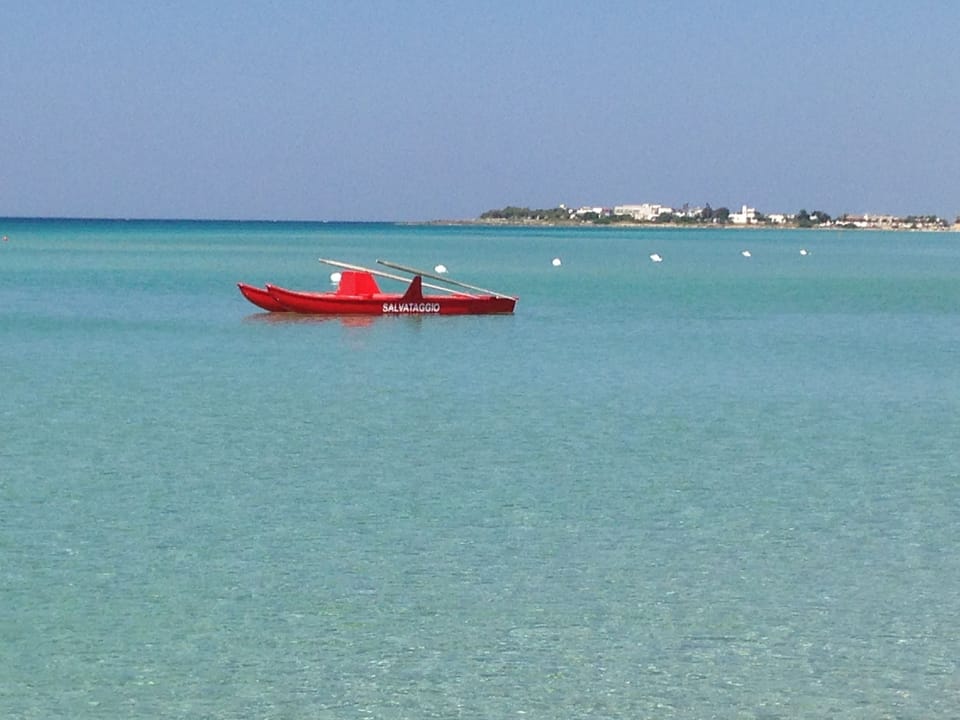 Beach nearby, white sand, 2 beach bars