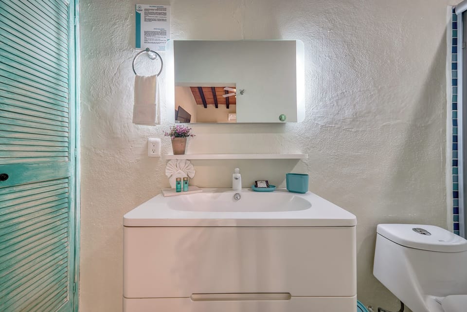 Standard Room, 2 Double Beds | Bathroom | Shower, free toiletries, hair dryer, towels