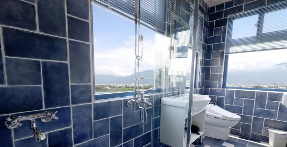 Deluxe Double Room | Bathroom | Free toiletries, hair dryer, slippers, towels
