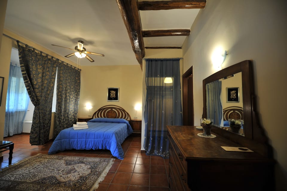 Suite | 1 bedroom, down comforters, in-room safe, free WiFi