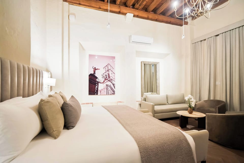 Real King | Living area | 65-inch flat-screen TV with satellite channels, TV