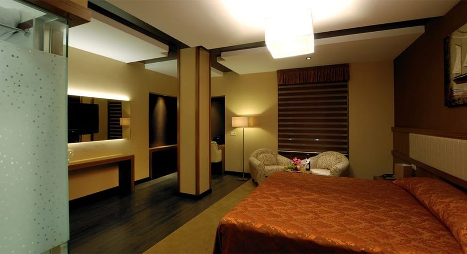 Standard Room | Minibar, in-room safe, desk, free WiFi