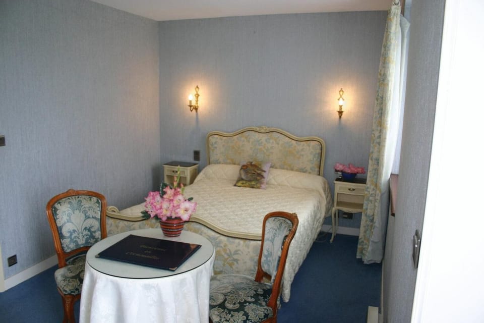 Desk, soundproofing, iron/ironing board, free WiFi