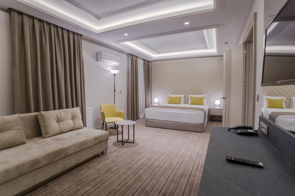 Deluxe Studio Suite | Premium bedding, minibar, in-room safe, desk