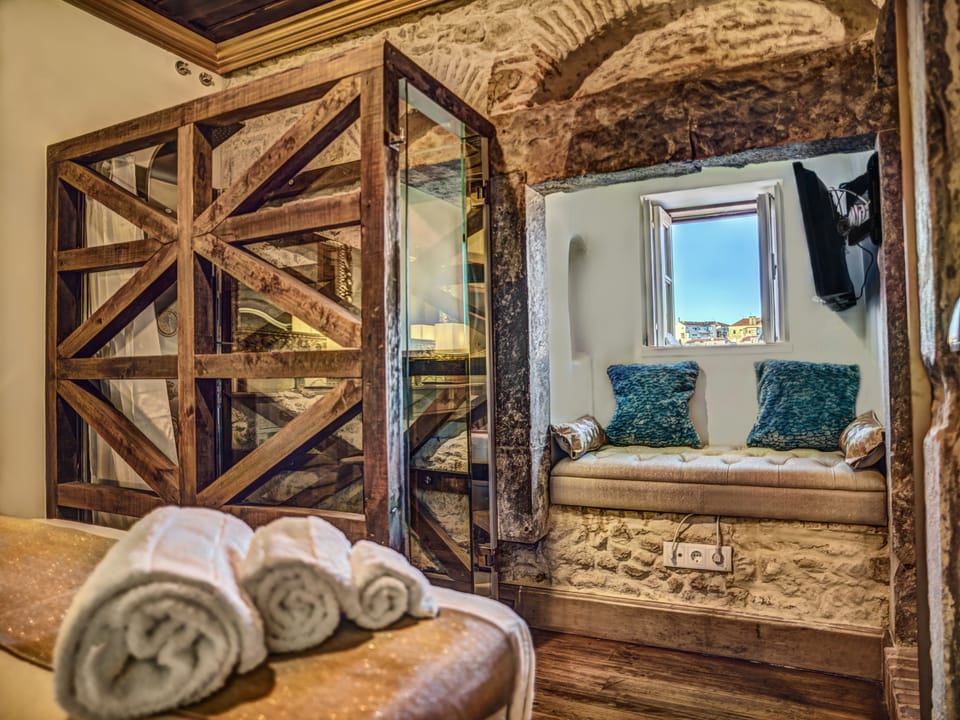 Deluxe Suite, City View | Premium bedding, minibar, individually decorated, individually furnished