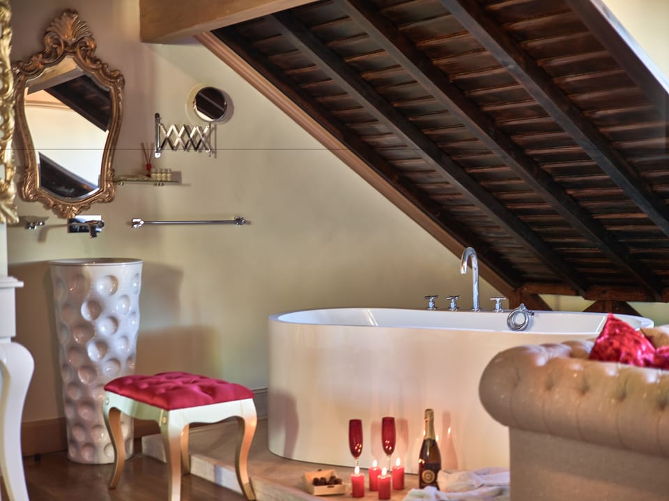 Deluxe Studio, Kitchenette, City View | Bathroom | Jetted tub, hydromassage showerhead, free toiletries, hair dryer
