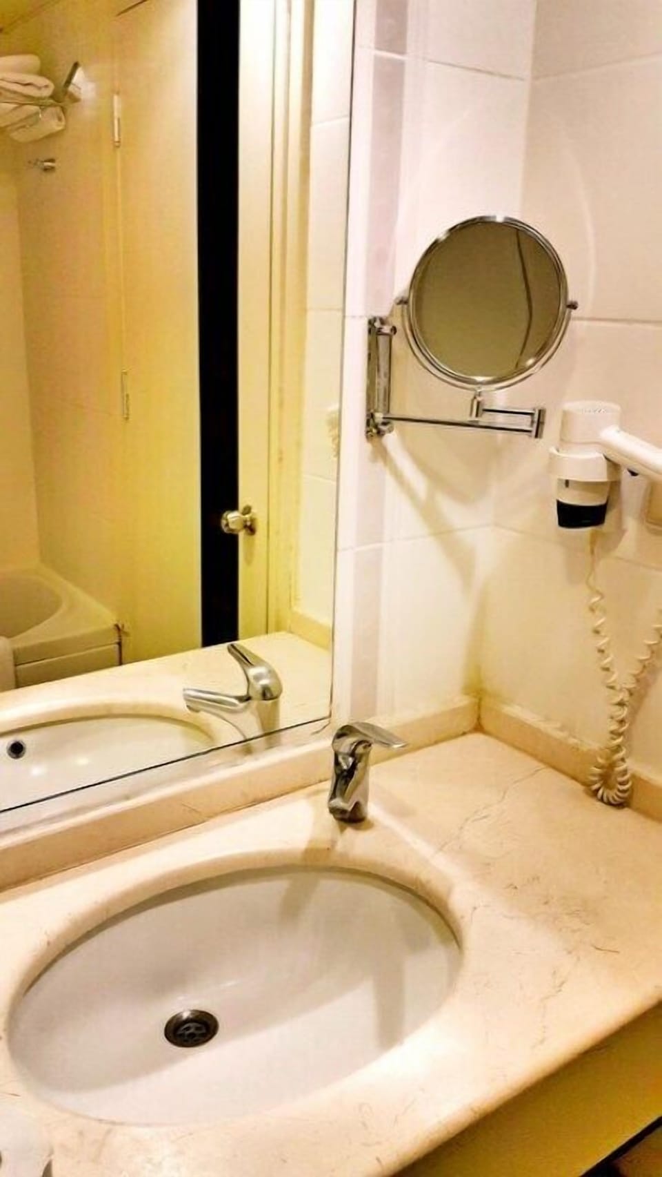 Bathroom sink