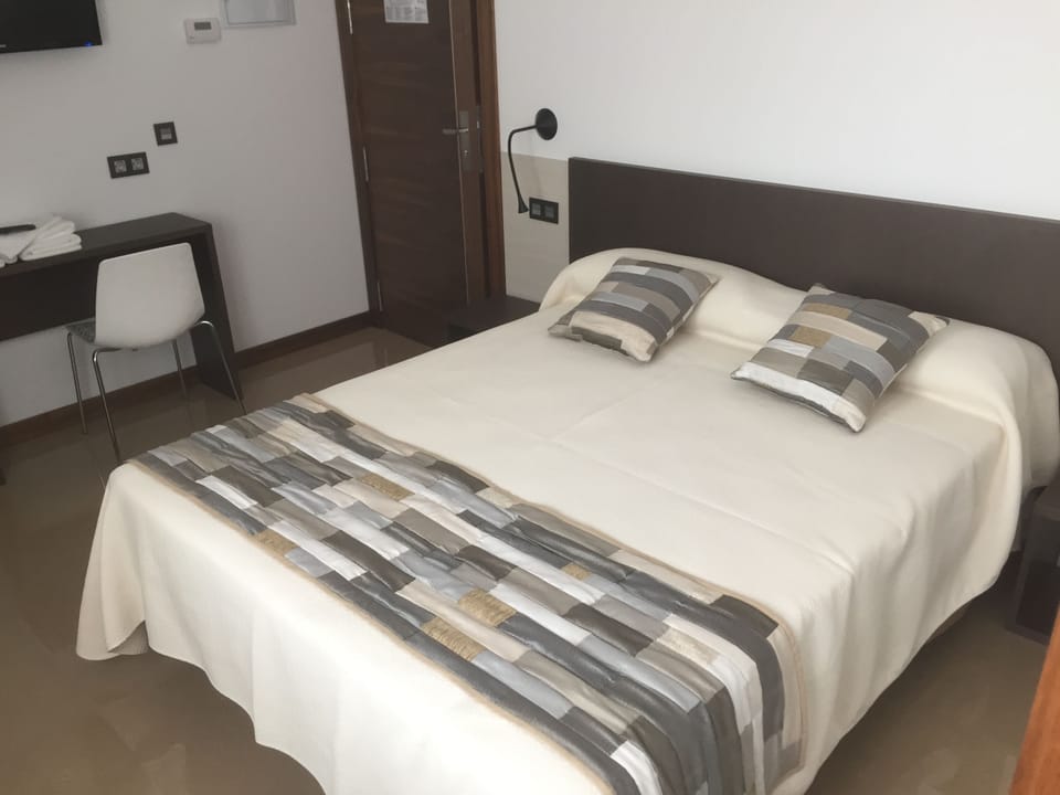 Standard Double Room Single Use | Desk, soundproofing, cribs (free), WiFi (free)