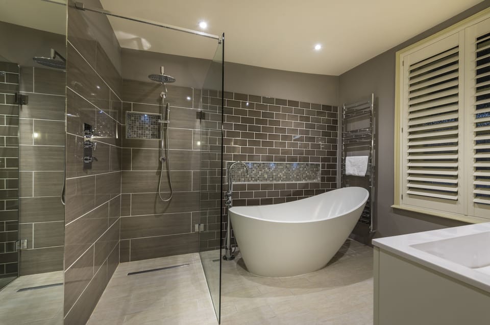 Deluxe Double Room | Bathroom | Free toiletries, hair dryer, bathrobes, slippers