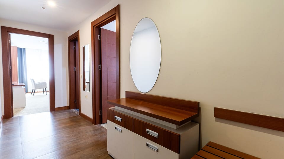 Suite | Minibar, in-room safe, desk, laptop workspace
