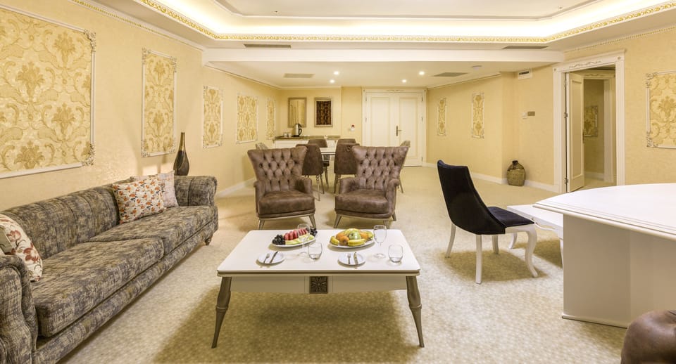 Royal Suite | Minibar, in-room safe, desk, laptop workspace