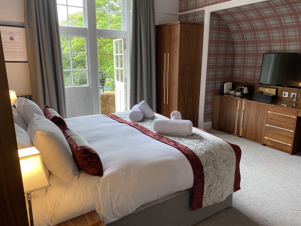 Superior Double Room, 1 King Bed, Balcony, Garden View | Hypo-allergenic bedding, in-room safe, desk, laptop workspace