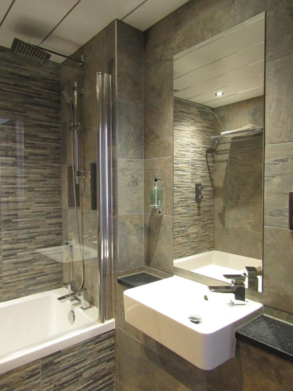 Classic Double Room, 1 Double Bed | Bathroom | Free toiletries, hair dryer, towels