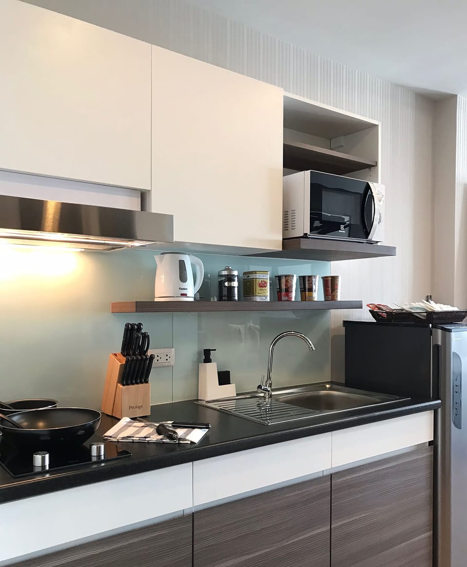 Studio | Private kitchenette | Fridge, microwave, stovetop, coffee/tea maker