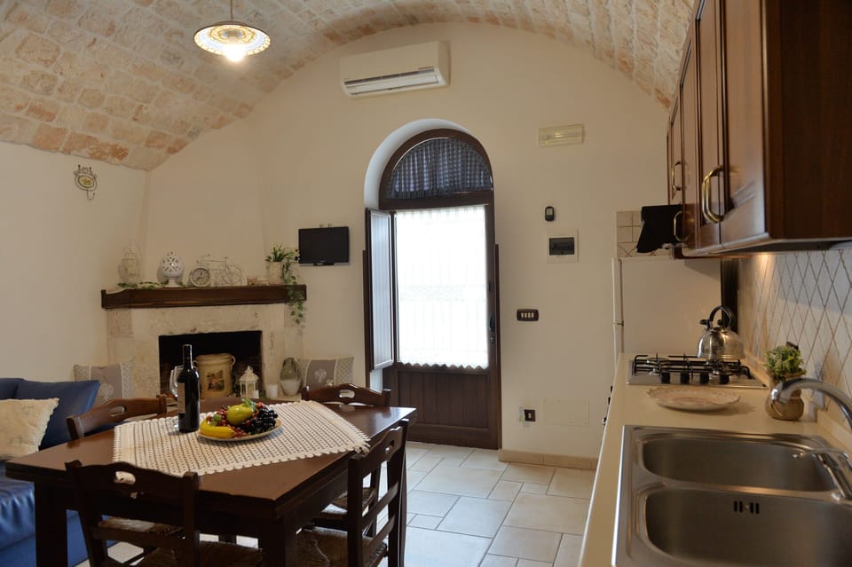 Studio Suite | Private kitchen | Full-size fridge, oven, stovetop, coffee/tea maker