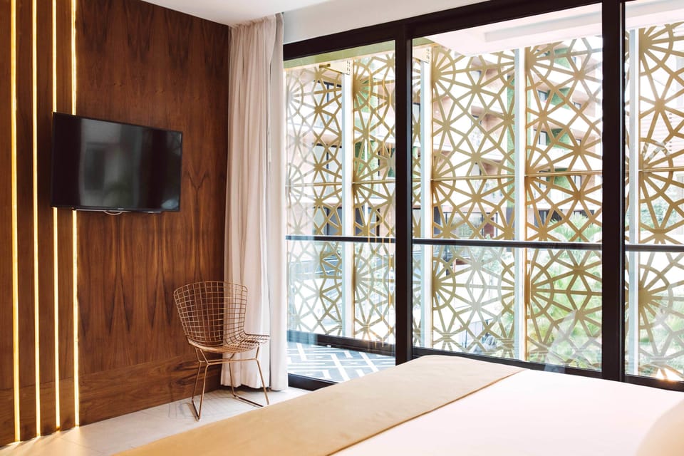 Premium bedding, in-room safe, individually decorated