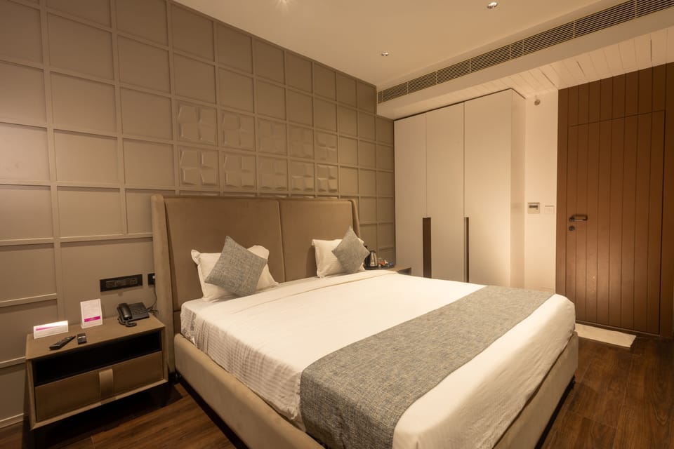 Luxury Room | Laptop workspace, soundproofing, WiFi (free), individually furnished