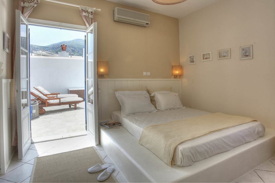 Superior Room, Jetted Tub | Free cribs/infant beds, free WiFi