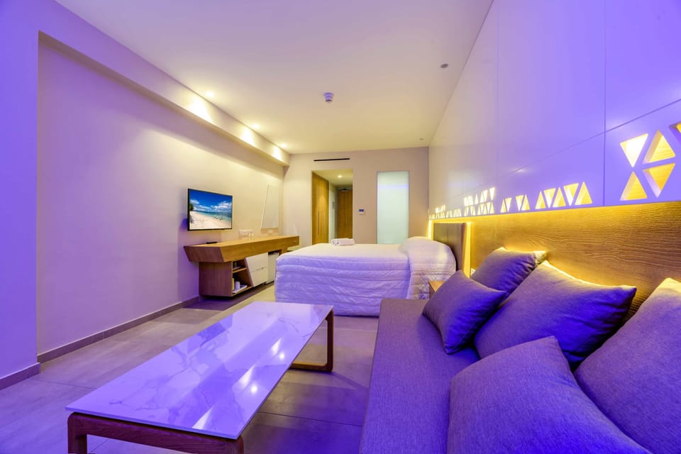Junior Penthouse, Sea View | In-room safe, soundproofing, iron/ironing board, WiFi (free)