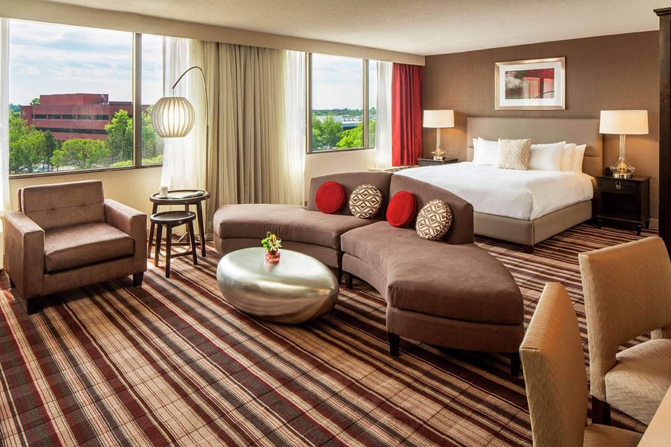Junior Suite, 1 King Bed, Accessible (Roll-in Shower) | Living area | 40-inch LCD TV with cable channels, TV, pay movies
