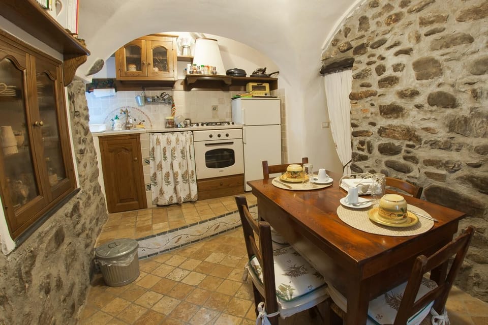 Full-size fridge, microwave, oven, stovetop