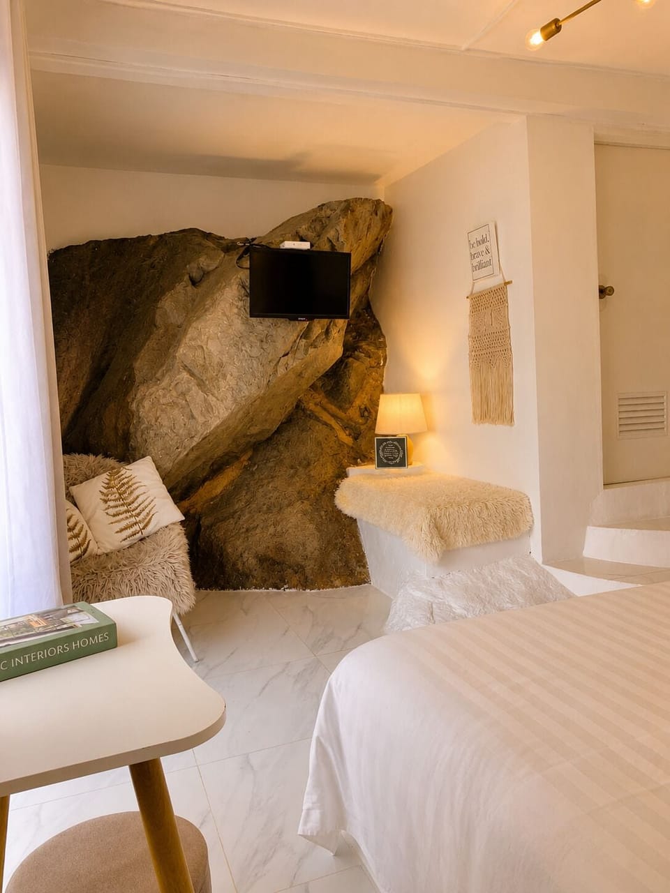 Lava Room | Egyptian cotton sheets, premium bedding, down comforters, pillowtop beds