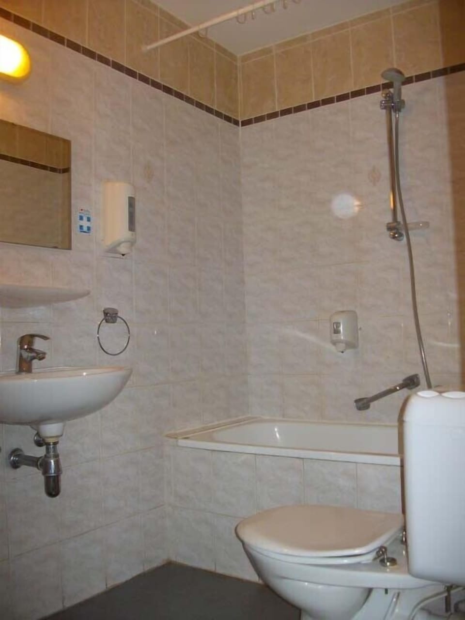 Combined shower/tub, hair dryer, towels