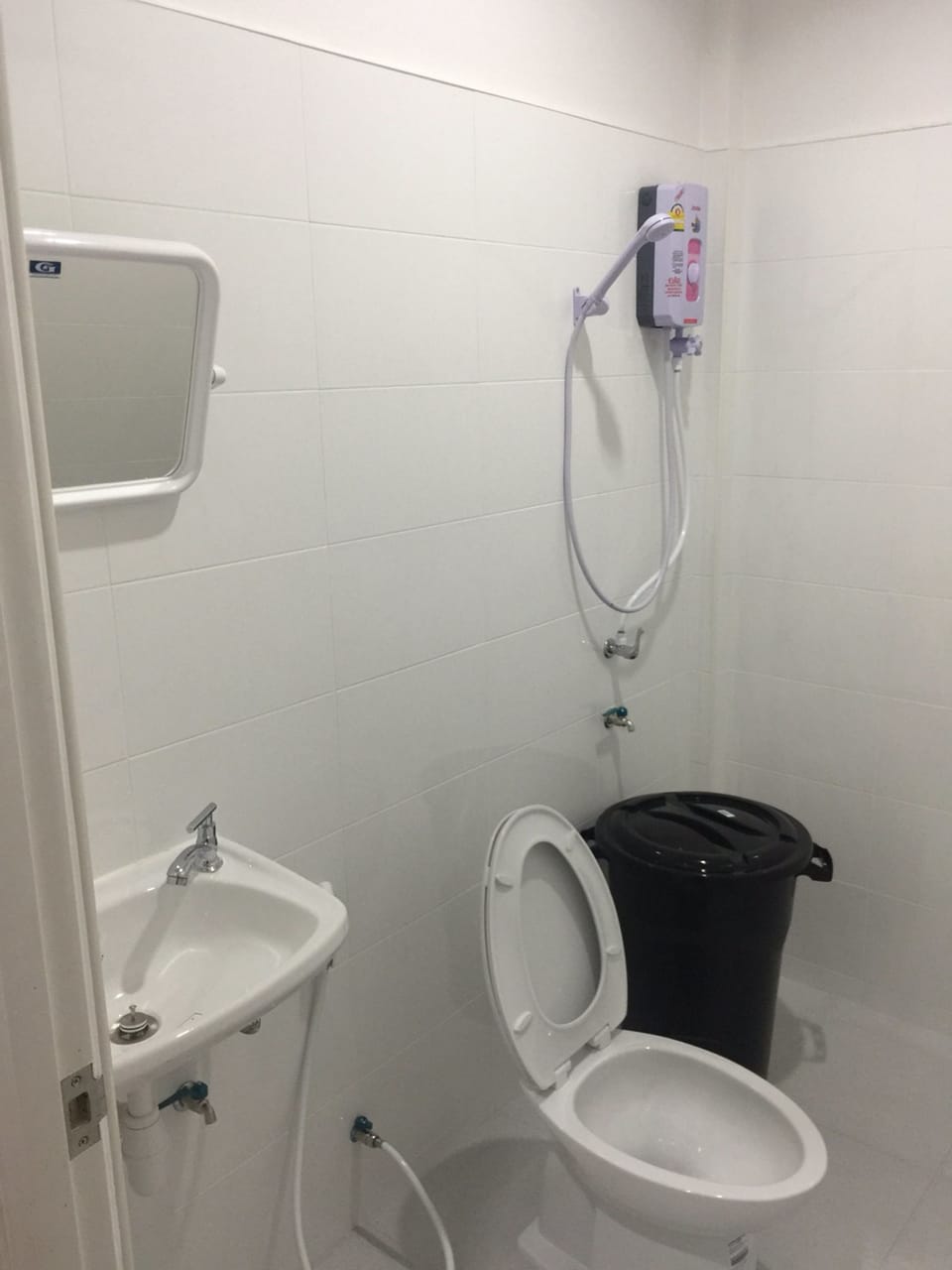 Standard Room | Bathroom | Shower, free toiletries, towels