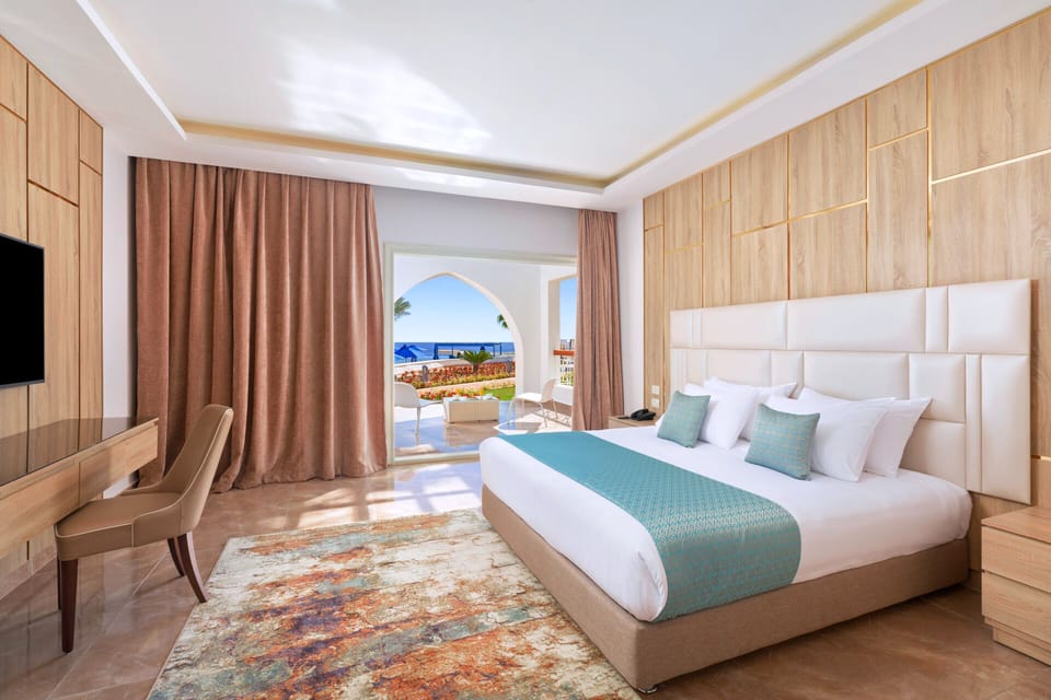 Junior Suite with Sea View | Premium bedding, minibar, in-room safe, desk