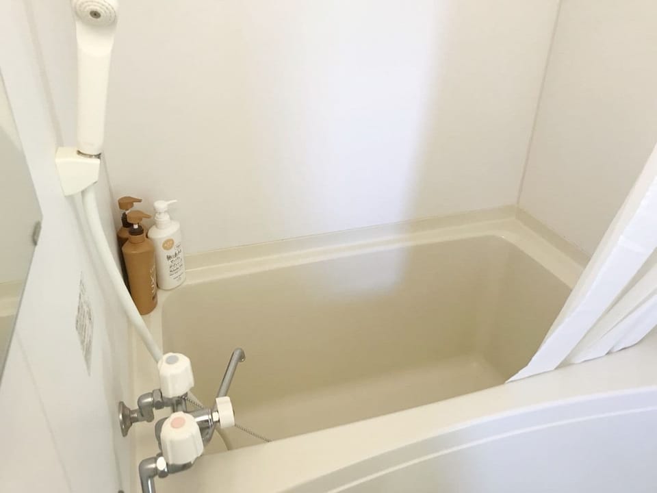 Cottage | Bathroom | Free toiletries, hair dryer, slippers, towels
