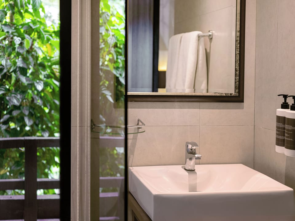 Tree House Suite | Bathroom | Free toiletries, hair dryer, slippers, bidet