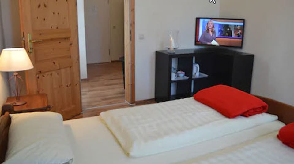 Standard Double Room | Desk, WiFi (free), bed sheets