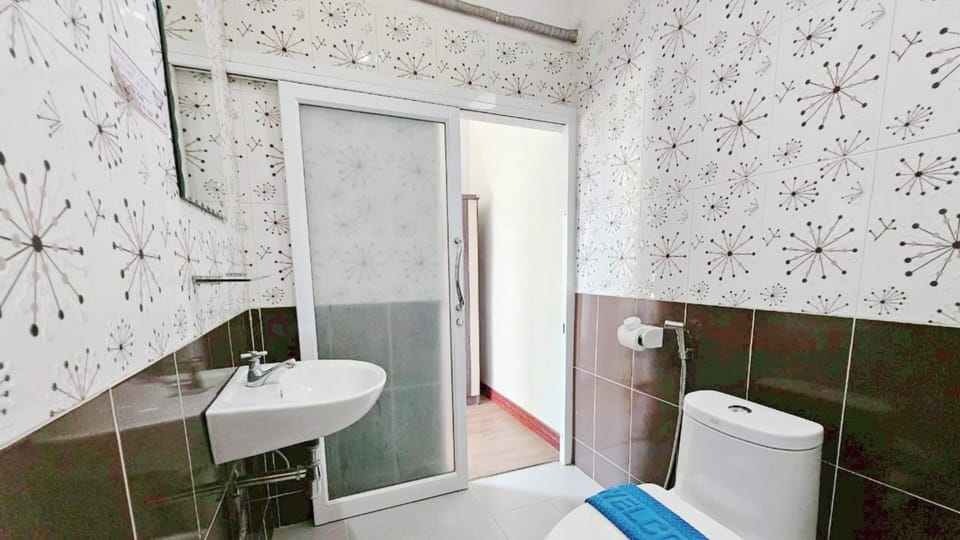 Family Room, Lake View | Bathroom | Shower, free toiletries, hair dryer, towels