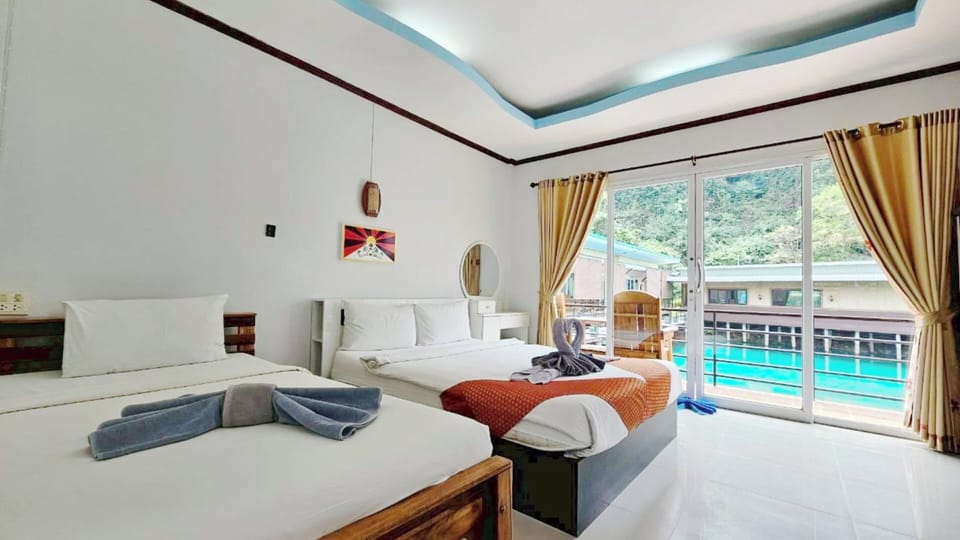Family Room, Lake View | Desk, blackout drapes, WiFi (free), bed sheets