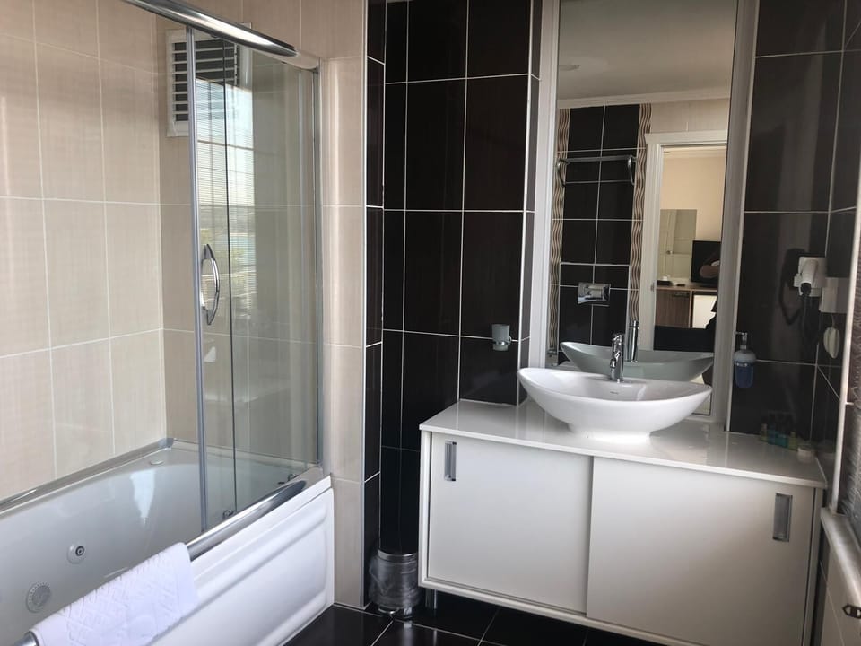 Honeymoon Suite | Bathroom | Free toiletries, hair dryer, slippers, towels