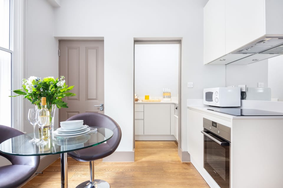 Coffee/tea maker, full-size fridge, microwave, oven