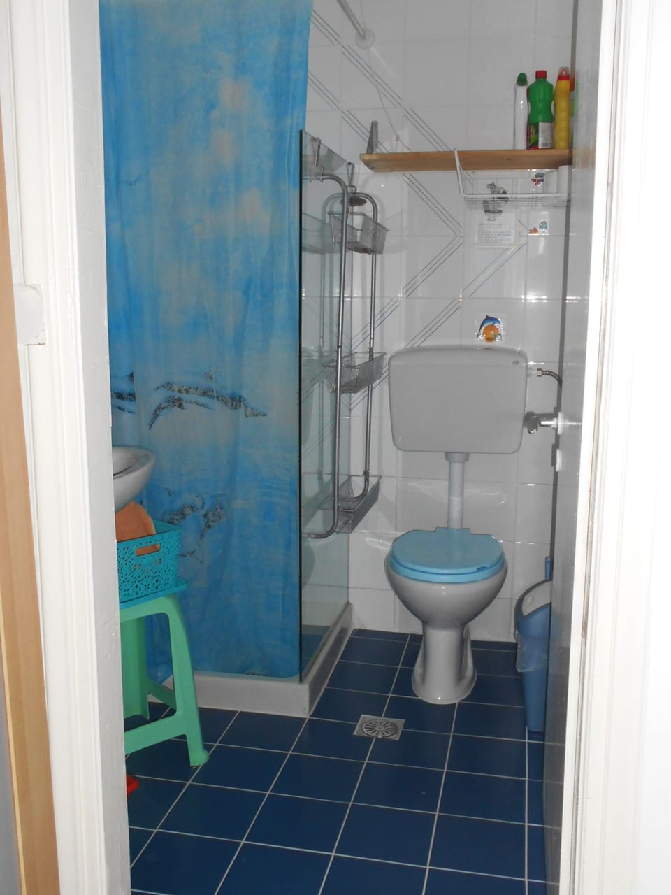 Apartment, 1 Bedroom (3 Adults) | Bathroom | Shower, rainfall showerhead, free toiletries, hair dryer