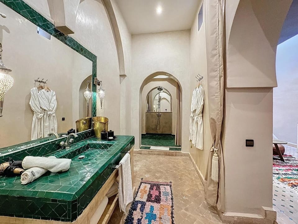 Room, 1 Double Bed, Non Smoking (Sultana) | Bathroom | Free toiletries, hair dryer, bathrobes, slippers