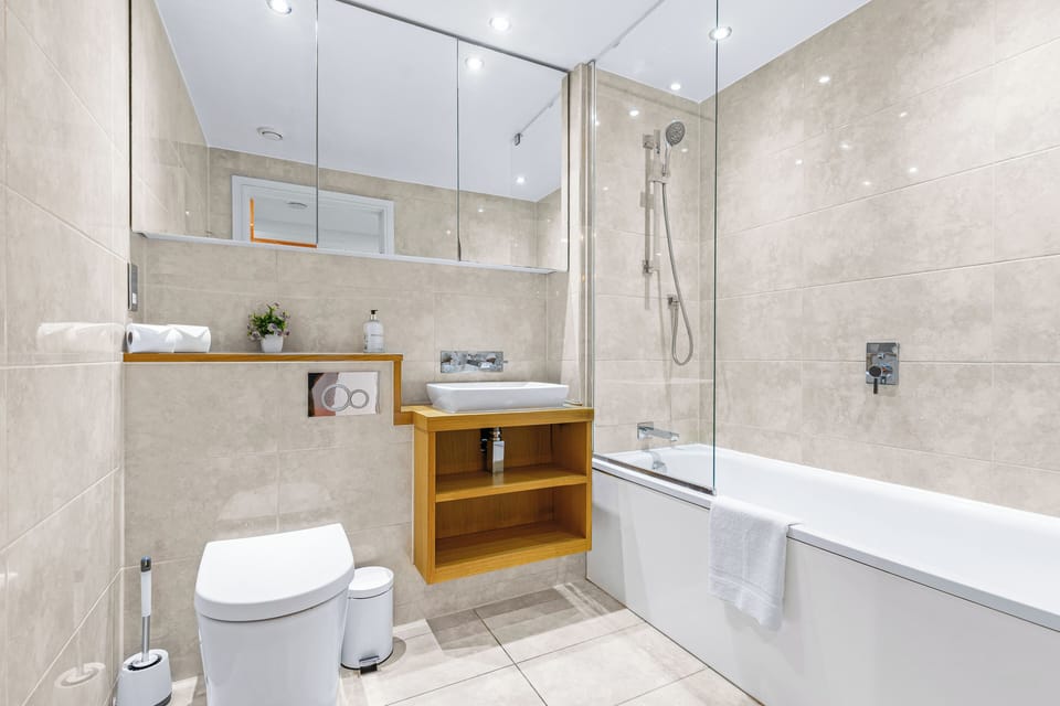 Two Bedroom Apartment in Limehouse Apartment in London