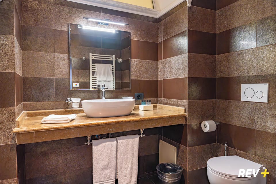 Superior Double Room | Bathroom | Shower, free toiletries, hair dryer, slippers