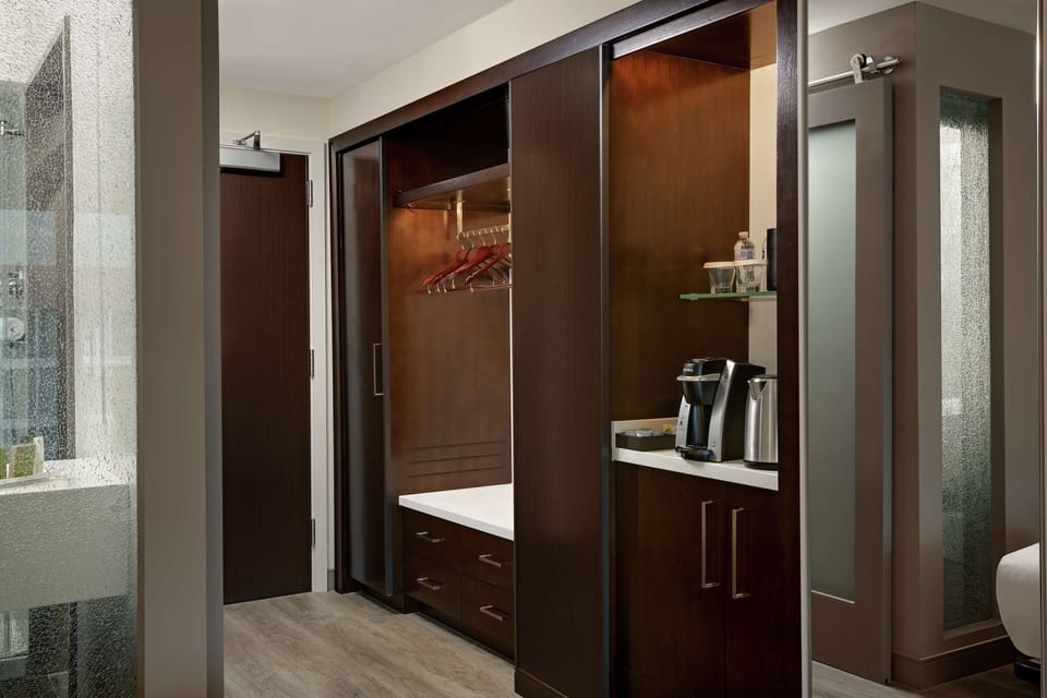 Premium bedding, in-room safe, desk, laptop workspace